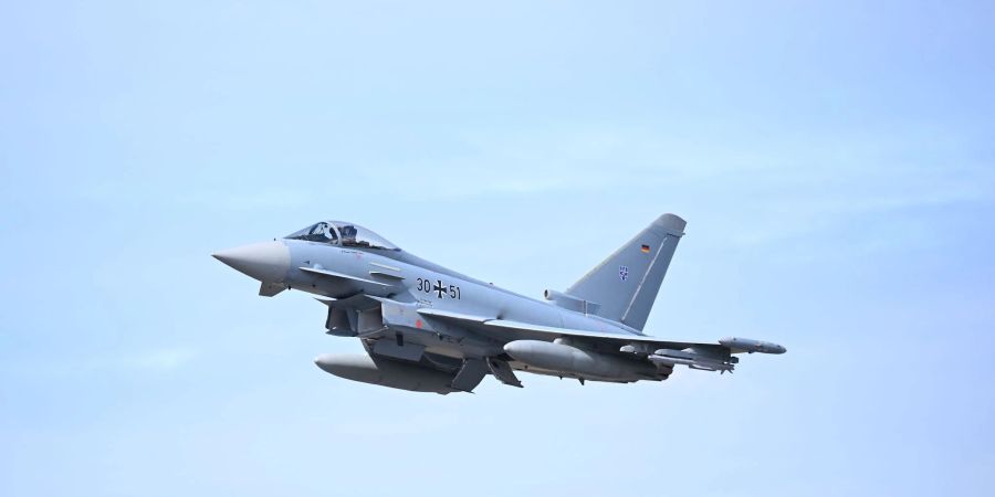 Ein Eurofighter fliegt bei der Übung «Rapid Viking 2023» über Island. Erstmals seit über 10 Jahren trainiert die Luftwaffe wieder mit Kampfflugzeugen auf Island. Der hohe Norden gewinnt zunehmend an geopolitischer Bedeutung.