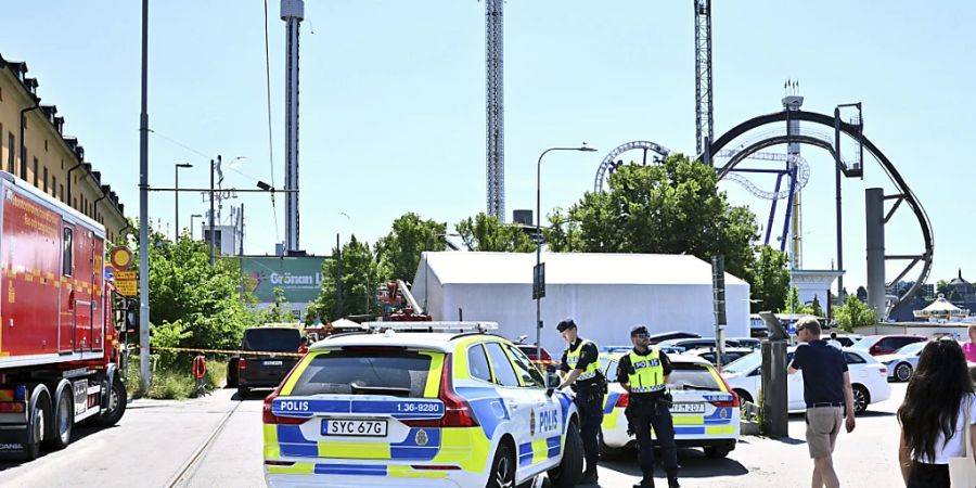 Die Polizei sperrt den Vergnügungspark «Gröna Lund» ab. In dem schwedischen Freizeitpark ist eine Achterbahn entgleist und mindestens ein Mensch nach Angaben der Betreiber ums Leben gekommen. Es gebe zudem mehrere Verletzte, teilte der Vergnügungspark «Gröna Lund» mit. Foto: Claudio Bresciani/TT News Agency/AP