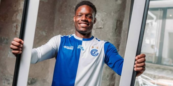 Tsiy Ndenge trägt das neue Heimshirt von GC. GC