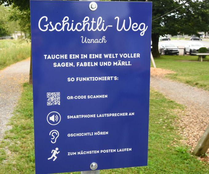 Es braucht ein Smartphone, dann wird der QR-Code fotografiert und los geht die Reise in eine Märchenwelt. uznach