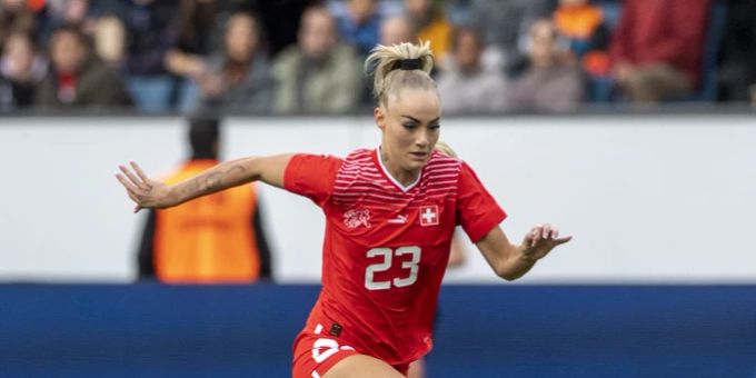 Alisha Lehmann im Trikot der Schweizer Nati. Alisha Lehmann Prämien Geduld
