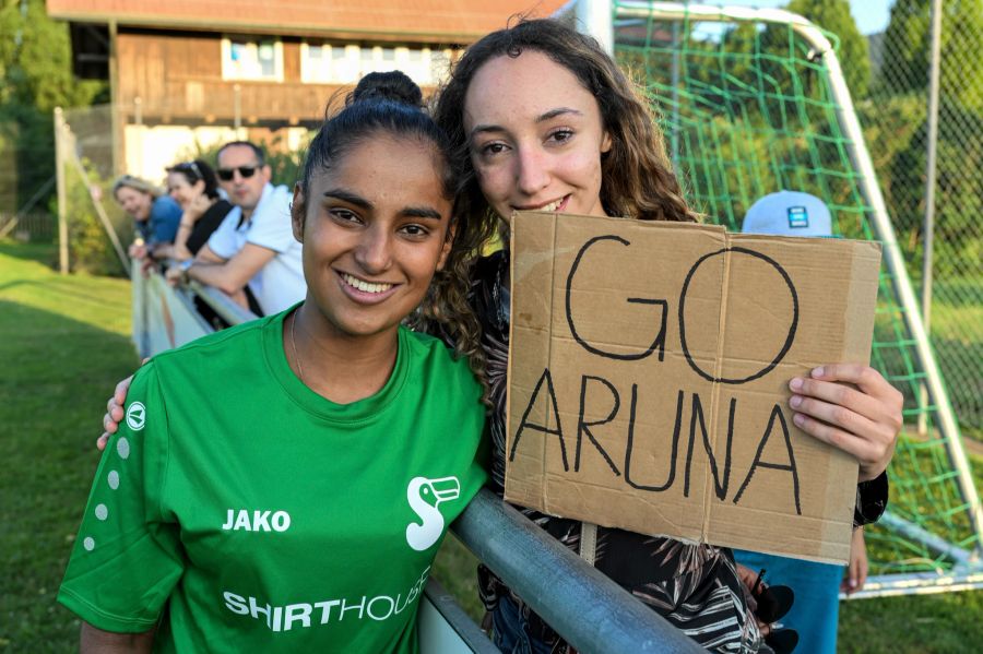 Aruna vom FC Shoppy mit Carla.