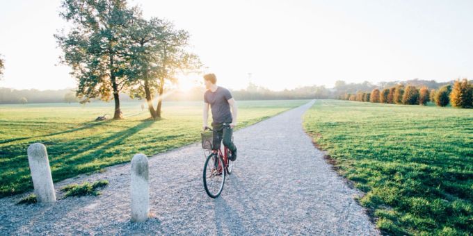 Auf dem Velo lässt sich die Landschaft besonders gut geniessen. Mann auf Velo