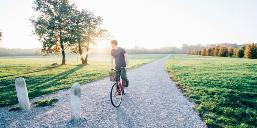 Mann auf Velo