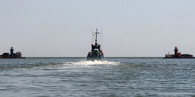 ARCHIV - Ein Boot der russischen Schwarzmeerflotte auf Patrouille im Mai 2022. Foto: Uncredited/AP/dpa Schwarzmeerflotte