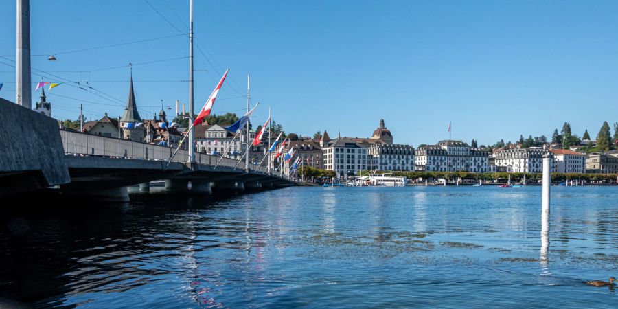 Ausblick auf den Vierwaldstättersee und die Seebrücke in der Stadt Luzern.