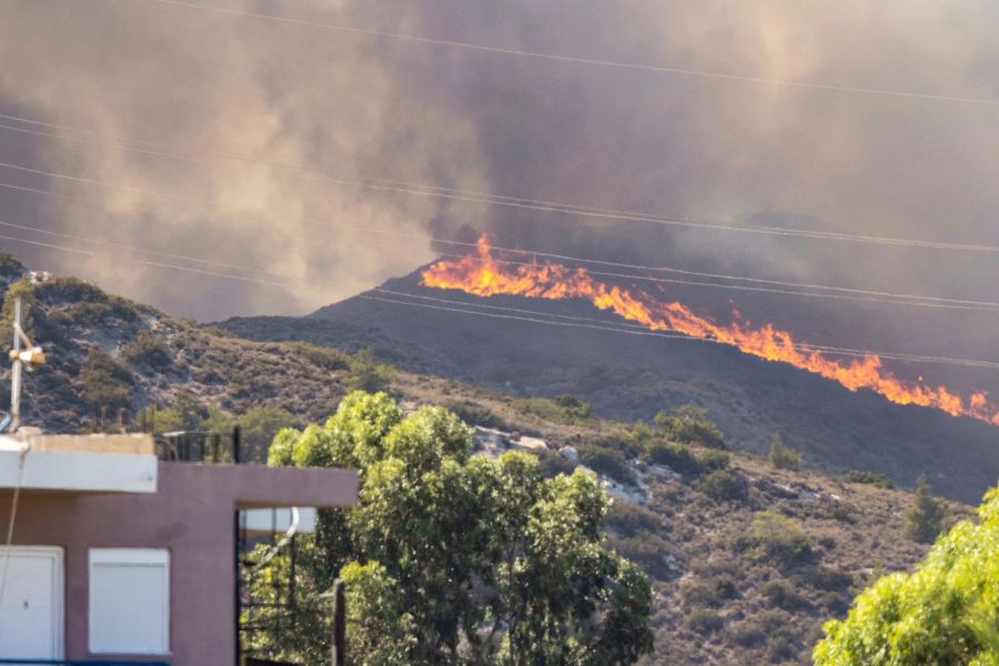 Waldbrand Nahe der Ortschaft Gennadi auf Rhodos. In Griechenland toben Waldbrände in zahlreichen Regionen.