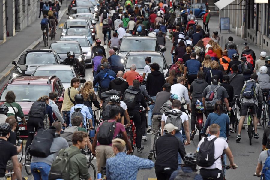 August 2021 in Zürich, die Critical Mass zieht durch die Strassen und blockiert den Motorverkehr.