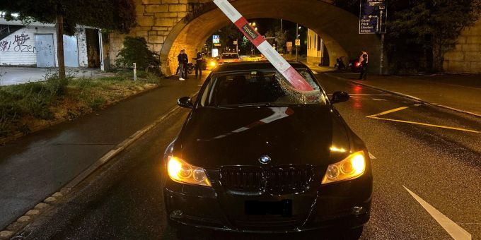 Aarau AG: BMW von herab geworfener Baustellenabschrankung getroffen. Kantonspolizei Aargau