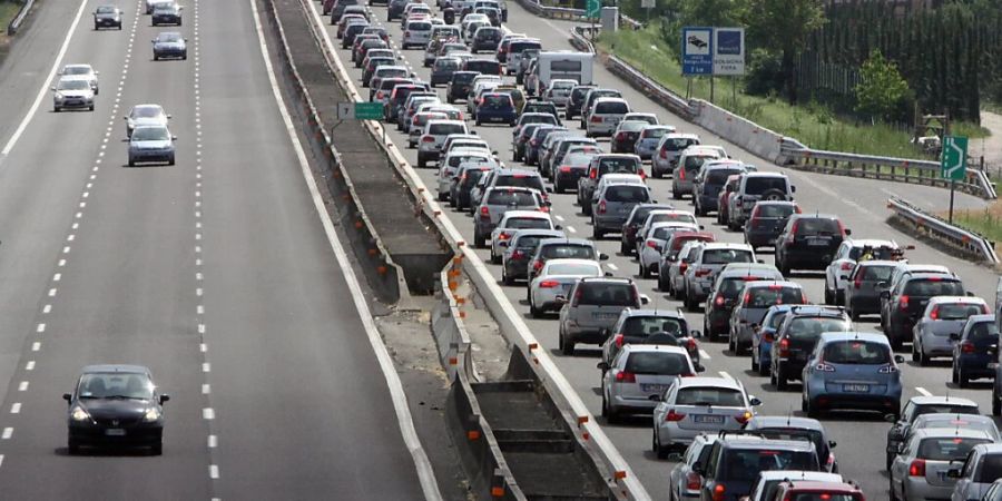 Stau auf einer Autobahn in der Nähe der italienischen Metropole Bologna. (Archivbild)