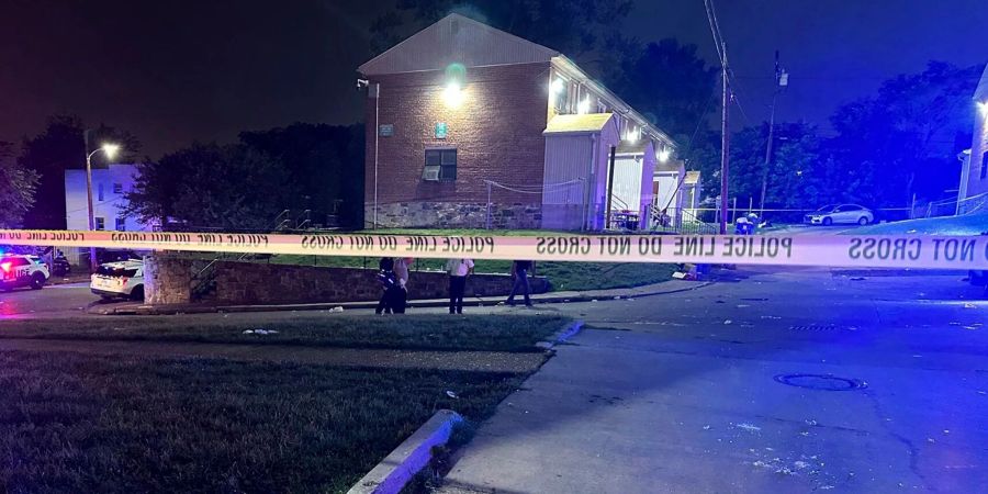 Nach den Schüssen sperrt die Polizei den Tatort im Stadtteil Brooklyn Homes in baltimore ab.