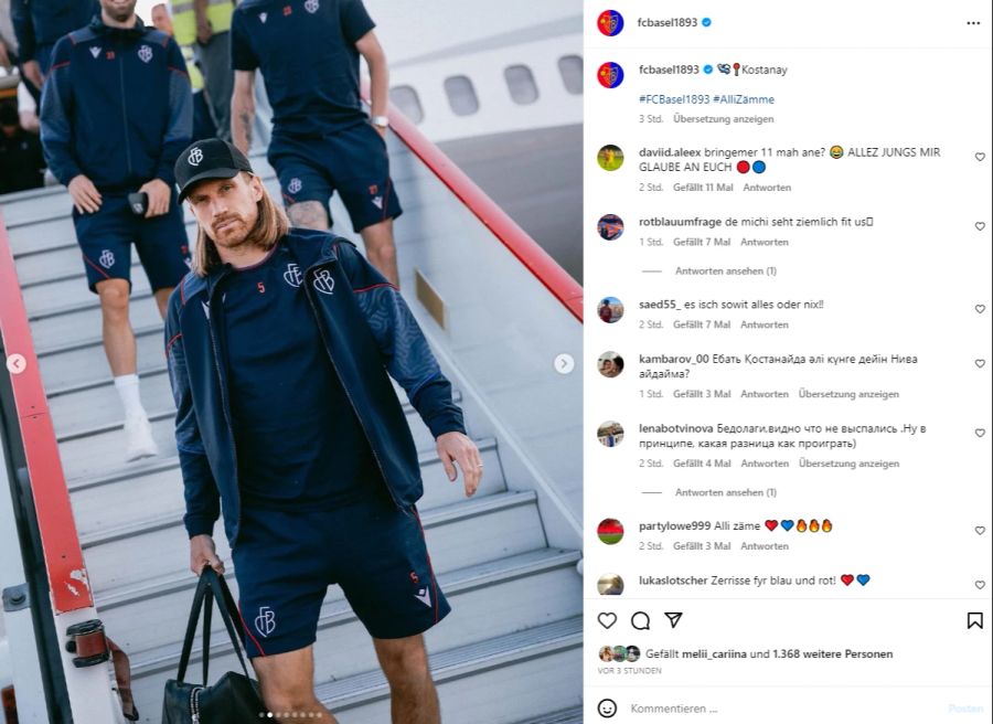 Endlich! Die Spieler des FCB steigen heute Morgen aus dem Flugzeug in Kasachstan.