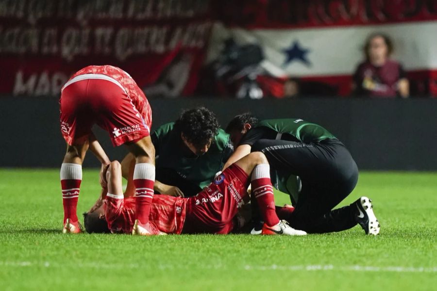 Luciano Sanchez muss lange behandelt werden. Er bricht sich das Bein.