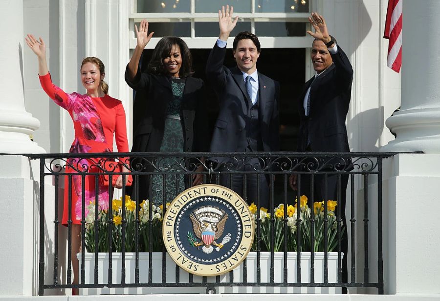 Im Jahr 2010 war noch alles in Ordnung: Hier sind Justin Trudeau und Sophie Gregoire Trudeau mit den Obamas auf dem Balkon des Weissen Hauses.