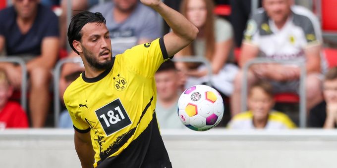 Ramy Bensebaini vom BVB in Erfurt am Ball. Ramy Bensebaini beim BVB.