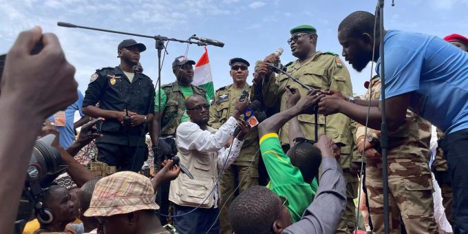 Mohamed Toumba, einer der Soldaten, die den nigrischen Präsidenten Mohamed Bazoum gestürzt haben, spricht zu Anhängern der nigrischen Junta. Mohamed Toumba, einer der Soldaten, die den nigrischen Präsidenten Mohamed Bazoum gestürzt haben, spricht zu Anhängern der nigrischen Junta.