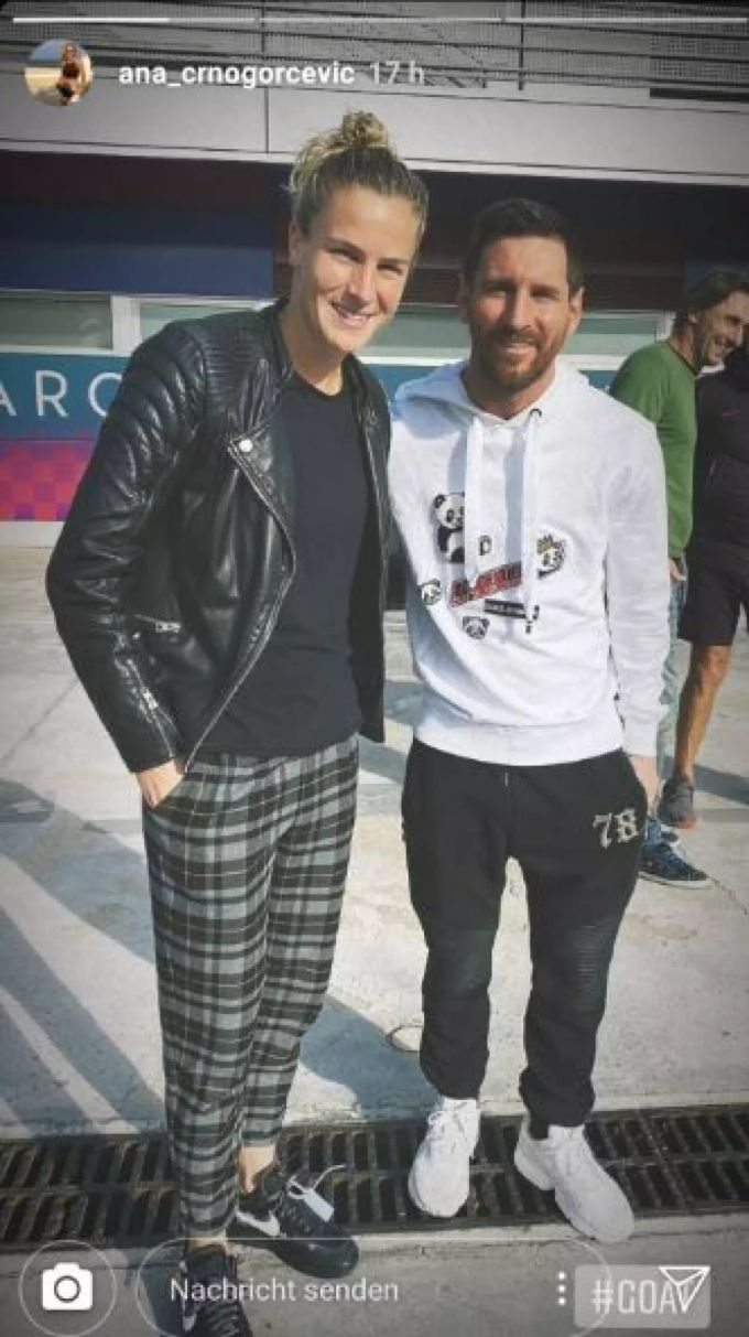 Ana-Maria Crnogorcevic und Lionel Messi lachen in die Kamera. Crnogorcevic Lionel Messi