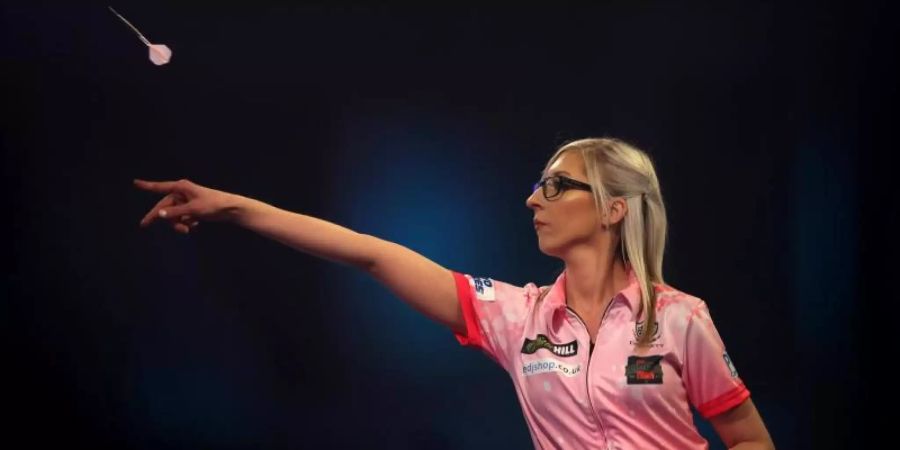Ist bei der Darts-WM im Alexandra Palace wieder gefordert: Die Engländerin Fallon Sherrock. Foto: Steven Paston/PA Wire/dpa