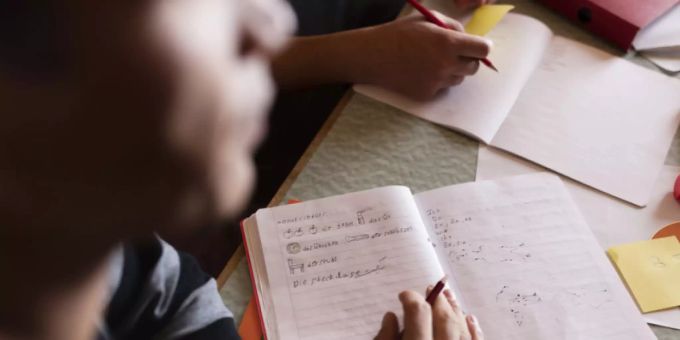 Flüchtlinge sollen laut einem Vorschlag in Zürich einen verpflichtenden Integrationsvertrag unterschreiben müssen. Unter anderem sollen sie die deutsche Sprache lernen. (Symbolbild) Ein Flüchtling in einem Deutschkurs. Laut einem Bericht zahlen sich solche Integrationsmassnahmen aus. (Themenbild)