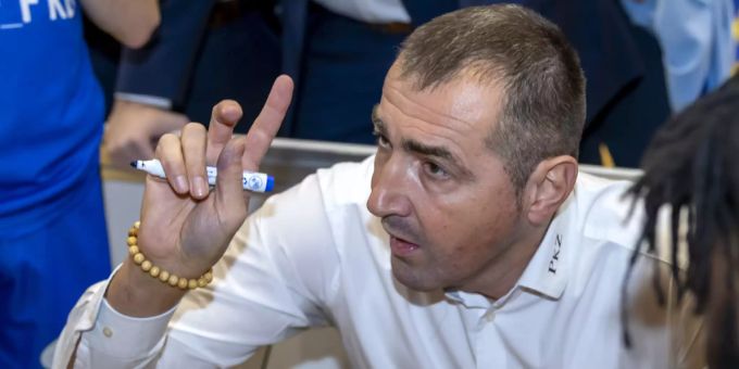 Der Trainer von Fribourg Olympic, Petar Aleksic, dürft mit seinem Team zufrieden sein. fribourg olympic
