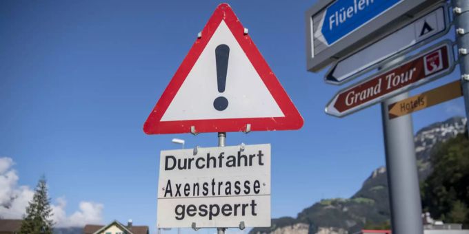 Am heutigen Sonntagmorgen ist die Axenstrasse erneut gesperrt worden. (Archivbild) Axenstrasse
