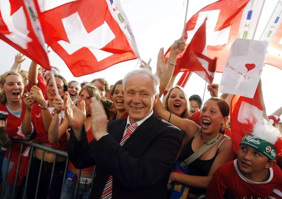 Köbi Kuhn wird bei seiner Rückkehr von der WM 2006 von Fans gefeiert.