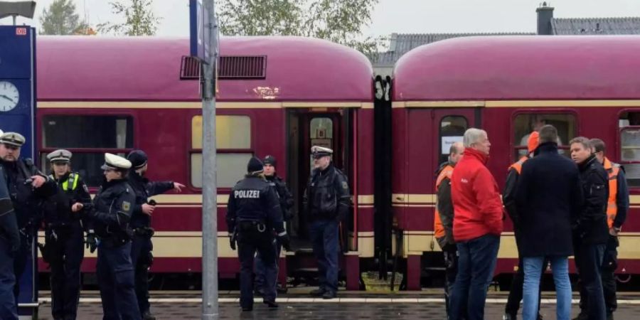 Die Polizei Dortmund führt gemeinsam mit der Bundespolizei Befragungen sowie eine Spurensuche im Partyzug durch und nimmt die Personalien der Fahrgäste auf. Foto: Günter Benning/dpa