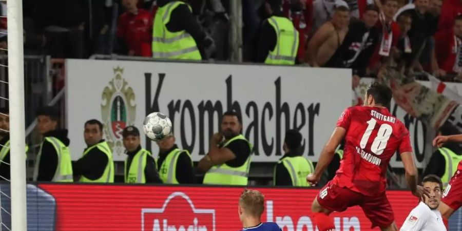 Torschütze Hamadi Al Ghaddioui (M/18) vom VfB schiebt zum 1:0 gegen Bielefelds Amos Pieper (l) und Torwart Stefan Ortega (3.v.l) ein. Foto: Friso Gentsch