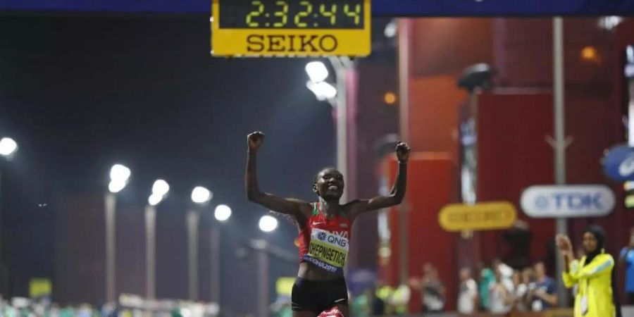 Die Kenianerin Ruth Chepngetich lief beim WM-Marathon als Erste durchs Ziel. Foto: Petr David Josek/AP