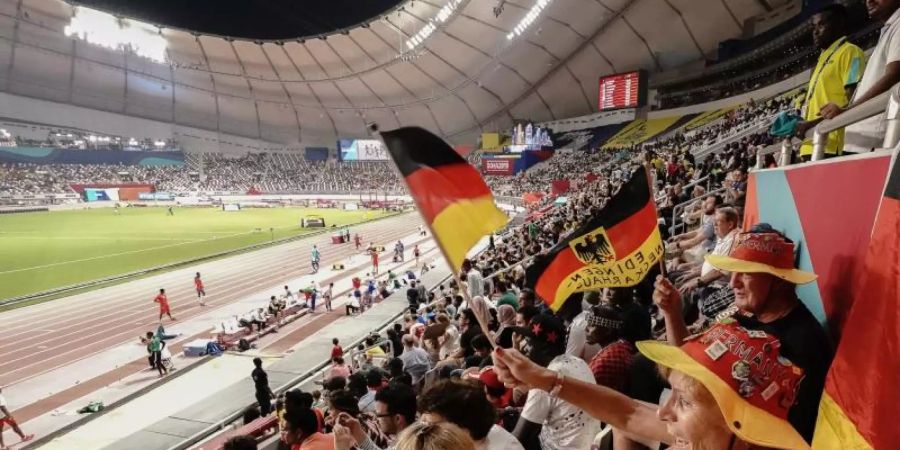 Fans aus Deutschland beobachten den Wettkampf im Khalifa International Stadium. Foto: Michael Kappeler