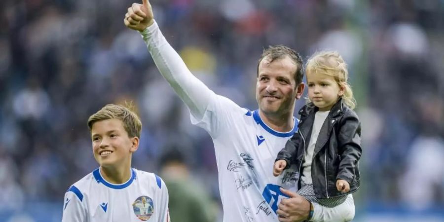 Rafael van der Vaart bedankt sich nach seinem Abschiedsspiel mit seinen Kindern Damian (l) und Jeslyn beim Hamburger Publikum. Foto: Axel Heimken/dpa