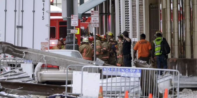 Rettungskräfte kümmern sich um die Bauarbeiter von New Orleans. Toter
