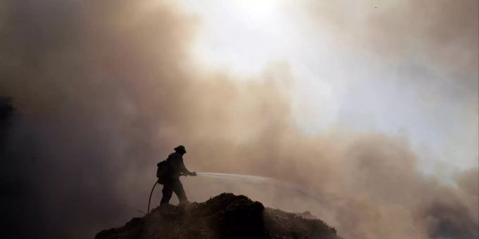 Ein Feuerwehrmann vom Los Angeles Fire Department bei den Löscharbeiten eines Lauffeuers. feuerwehrmann waldbrände kalifornien