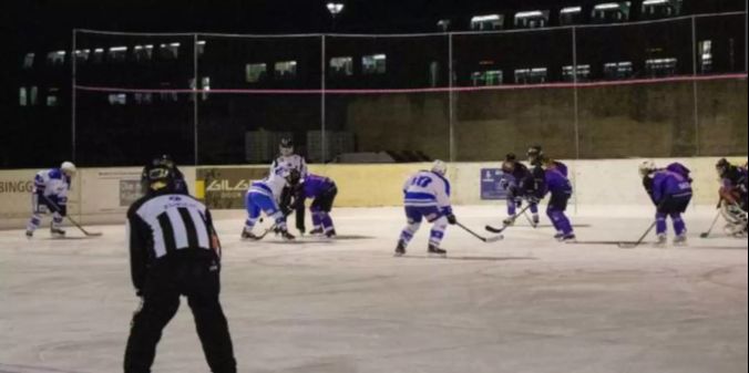 Die Ladies des DHC Lyss nehmen die EHC-Schwarzenburg-Ladies in die Zange.