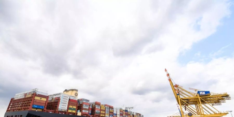 Containerschiff in Bremerhaven