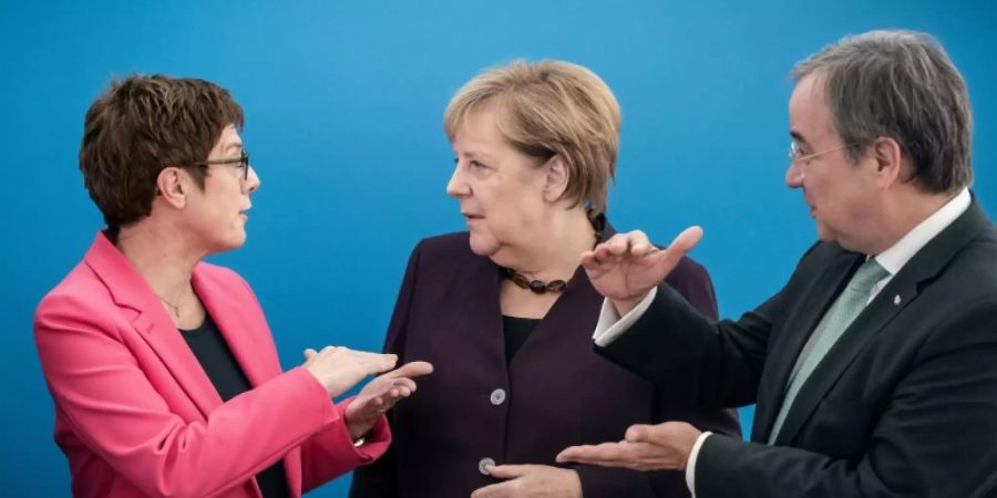 Kramp-Karrenbauer (l.) und Laschet mit Merkel