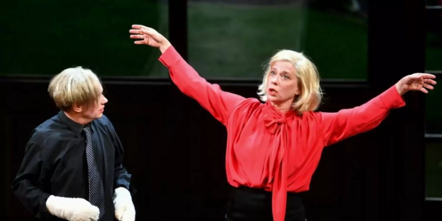 Caroline Peters bei Theaterprobe im August