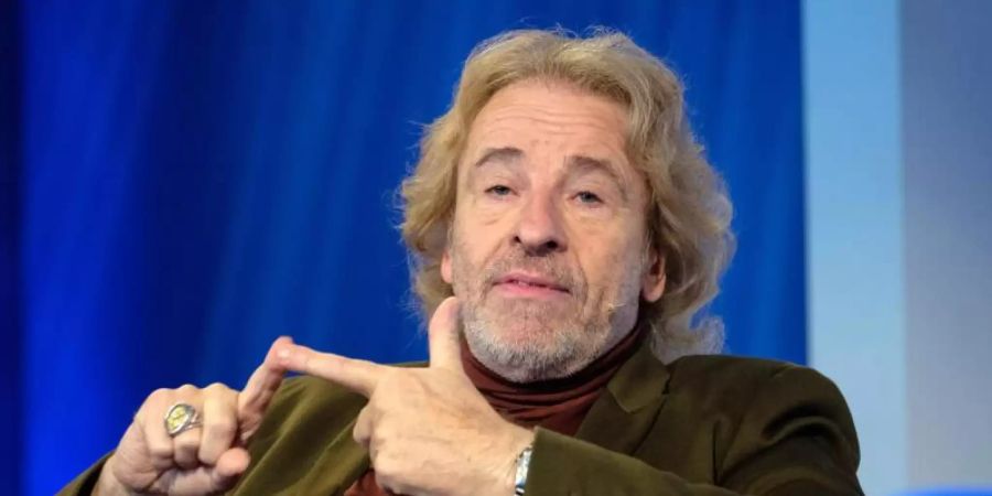 Thomas Gottschalk spricht während eines Gespräches zu der ZDF-/3SAT-Sendung "Das Blaue Sofa" auf der 71. Frankfurter Buchmesse. Foto: Kai-Uwe Wärner/dpa
