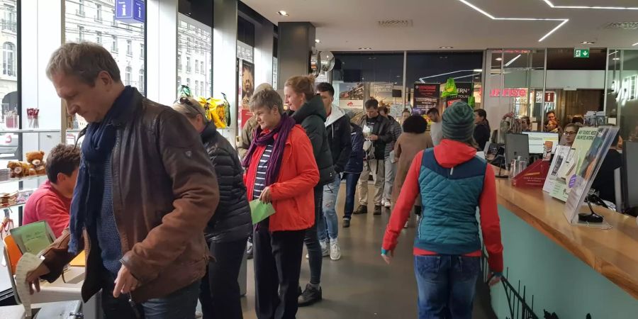 Die Wahlschlange im Bahnhof Bern.