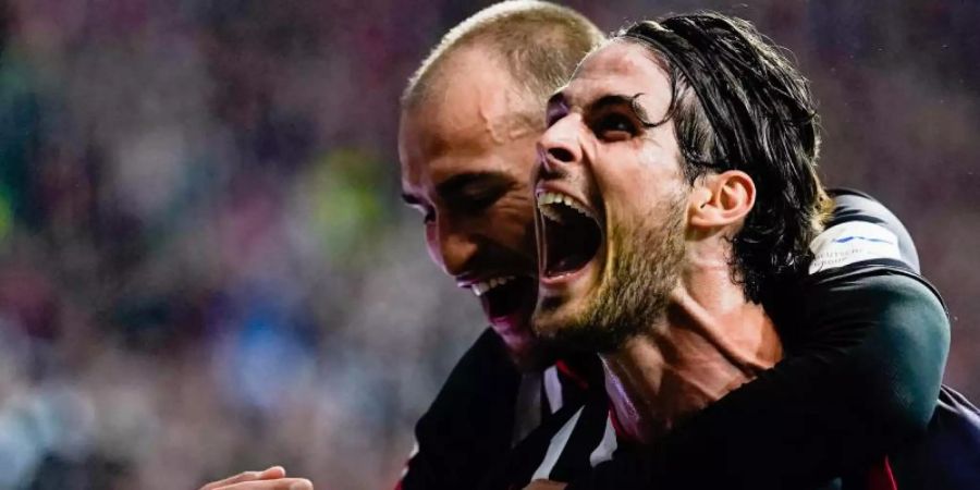 Der Frankfurter Goncalo Paciencia (r) feiert mit Bas Dost sein Tor zum zwischenzeitlichen 2:0. Foto: Uwe Anspach/dpa
