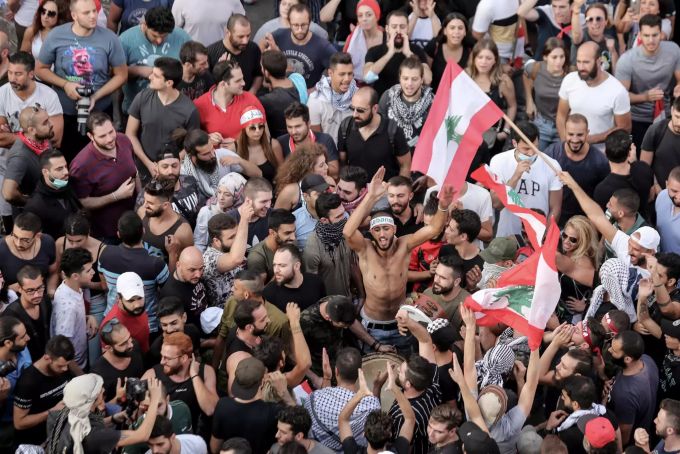 19.10.2019, Libanon, Beirut: Menschen versammeln sich zu einer Demonstration im Zentrum der Stadt. Am dritten Tag in Folge gehen sie auf die Strasse, um gegen die wirtschaftliche Situation zu protestieren und fordern die Regierung zum Rücktritt auf. Foto: Marwan Naamani/dpa +++ dpa-Bildfunk +++ Erneute Proteste im Libanon