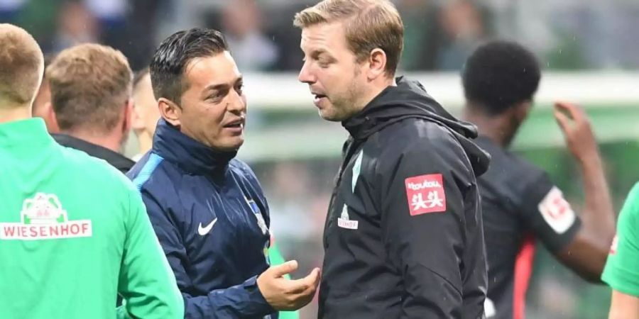 Werder-Trainer Florian Kohfeldt (r) und Hertha-Coach Ante Covic gaben sich entspannt. Foto: Carmen Jaspersen/dpa