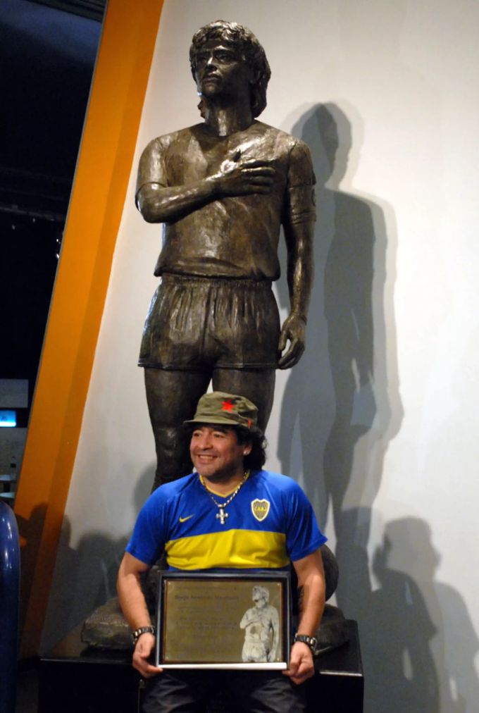 Diego Armando Maradona vor seiner Statue im Boca Juniors Museum in Buenos Aires. Diego Armando Maradona