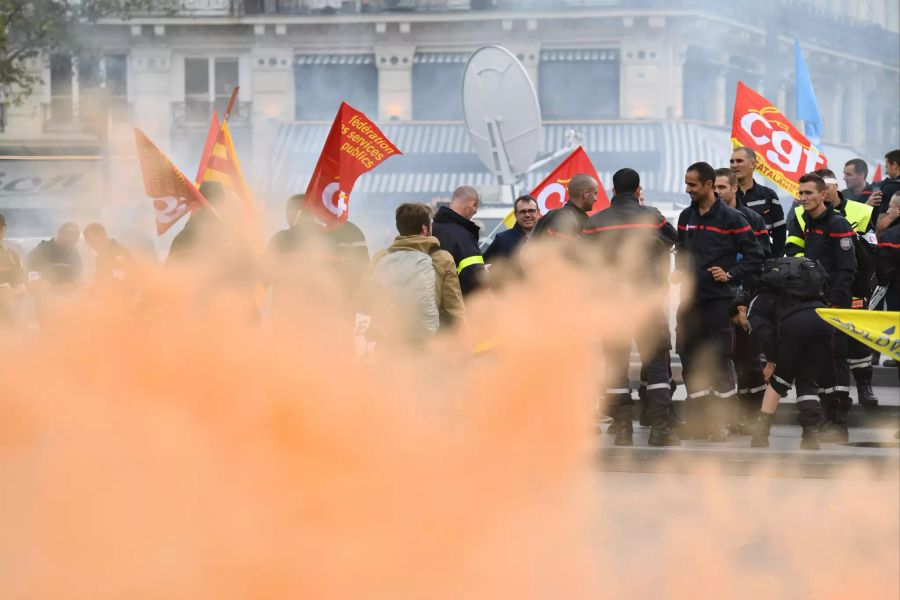 Feuerwehrleute demonstrieren in Paris