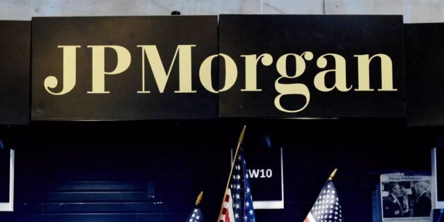 Dank brummender Geschäfte mit Anleihen steigerte die grösste US-Bank JPMorgan den Überschuss im Jahresvergleich um rund acht Prozent auf 9,1 Milliarden Dollar (8,3 Mrd Euro), wie das Geldhaus in New York mitteilte. Foto: Justin Lane/epa/dpa