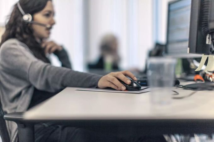 Nicht immer gelingt es, Call-Agenten abzuwimmeln Callcenter Agent Freiheitsstrafe