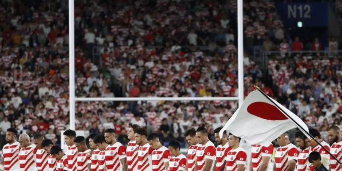 Japans Rugby-Nationalmannschaft gedenkt vor dem Spiel gegen Schottland der Opfer des Taifuns «Hagibis». Foto: -/kyodo/dpa Japans Rugby-Nationalmannschaft gedenkt vor dem Spiel gegen Schottland der Opfer des Taifuns «Hagibis». Foto: -/kyodo/dpa