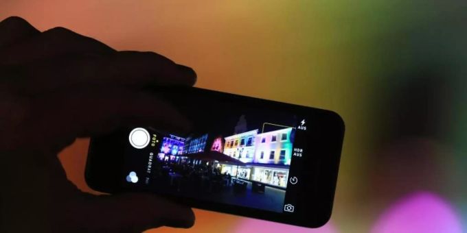 Viele Menschen verdienen ihr Geld mit Micro-Jobs im Internet. Sie testen Apps, fotografieren Supermarktregale oder machen, was Firmen sonst nicht mehr selbst machen wollen. Foto: Marcel Kusch/dpa Viele Menschen verdienen ihr Geld mit Micro-Jobs im Internet. Sie testen Apps, fotografieren Supermarktregale oder machen, was Firmen sonst nicht mehr selbst machen wollen. Foto: Marcel Kusch/dpa