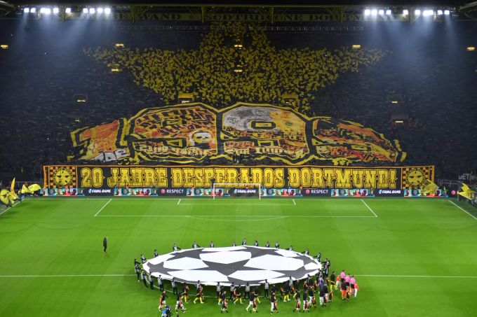Tolle Choreografie der Fans des BVB vor dem Spiel gegen Inter Mailand. BVB