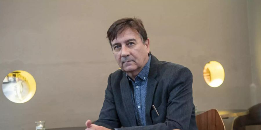 Der Verleihung des Schweizer Buchpreises am 10. November schaut Alain Claude Sulzer gelassen entgegen. Nur schon der Platz auf der Shortlist wirke verkaufsfördernd, sagt er. Mit seinem Werk «Unhaltbare Zustände» ist er als einziger Mann neben vier Autorinnen nominiert.